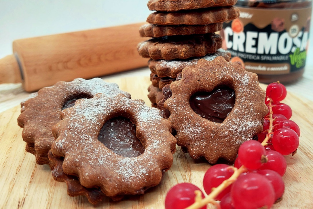 Biscotti proteici al cacao ripieni di crema proteica, da gustare in ogni momento della giornata!